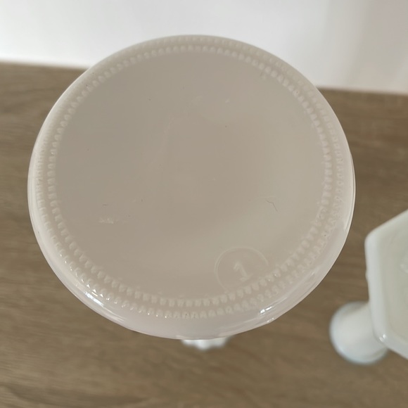 2pcs Milk glass bud vase Vintage - Picture 4 of 4